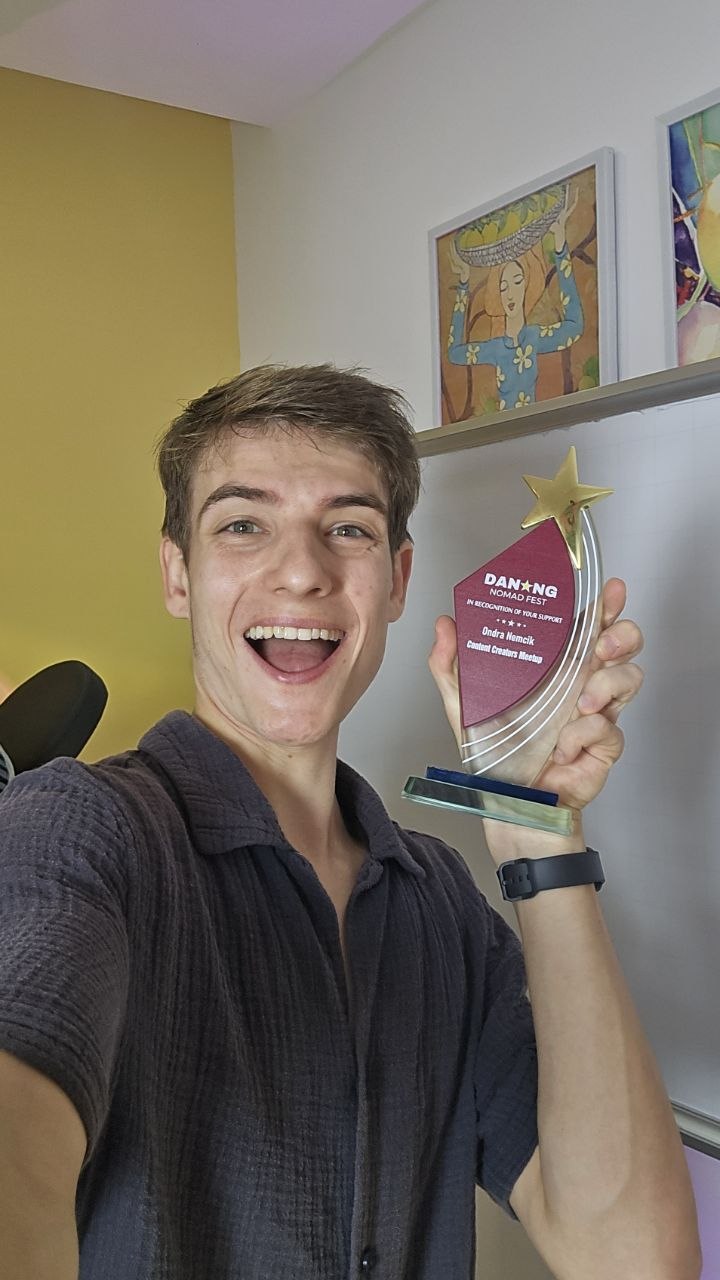 Ondra holding an award from Da Nang Nomad Fest